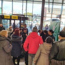 Kauno autobusų stotyje pareigūnai dovanojo atšvaitus