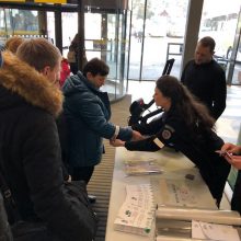 Kauno autobusų stotyje pareigūnai dovanojo atšvaitus