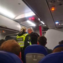 Lėktuve keleivis ir grasino, ir plūdosi: pyko, kad reikalavimų neišsakė rusiškai