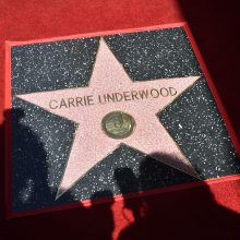 Dainininkė C. Underwood gavo žvaigždę Holivudo šlovės alėjoje