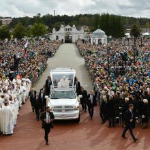 Popiežius Agluonoje prašo latvių aukotis kitų labui