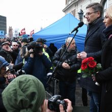 Šimtai žmonių Rygoje susirinko į mitingą paremti merą N. Ušakovą