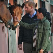 Harry ir Meghan apsilankė neįgaliųjų terapijai naudojamų žirgų klube
