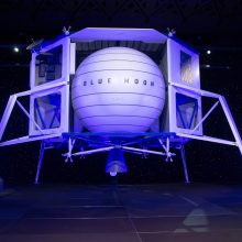 „Amazon“ magnatas J. Bezosas žada pasiųsti erdvėlaivį į Mėnulį