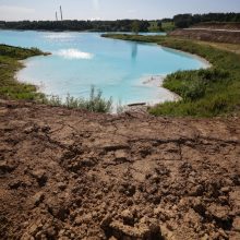 Dėl pramonės atliekų sąvartyno ežero vaizdų internautai negaili sveikatos