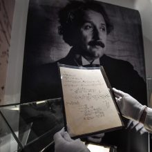 Reti A. Einsteino rankraščiai parduoti Paryžiaus aukcione už rekordinę sumą