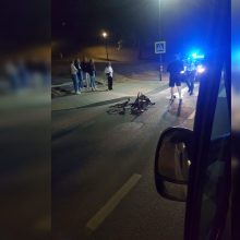 Girtas vyras naktį nukrito nuo dviračio ir susižalojęs liko gulėti gatvėje