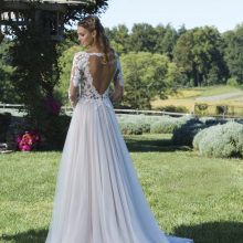 Balta vestuvinė suknelė – nebemadinga?