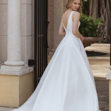 Balta vestuvinė suknelė – nebemadinga?