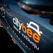 Neužrakintu „CityBee“ automobiliu pasivažinėję jaunuoliai nuteisti už vagystę