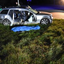 Prienuose – tragiška avarija: žuvo BMW keleivė, dar du žmonės sužaloti
