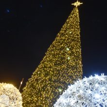 Šalčininkuose įžiebtą Kalėdų eglę puošia net 1100 burbulų