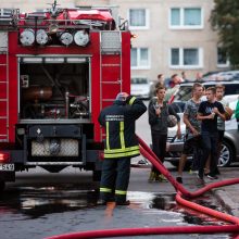 Grigiškėse degė butas, garbaus amžiaus vyras išvežtas į ligoninę
