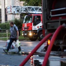 Grigiškėse degė butas, garbaus amžiaus vyras išvežtas į ligoninę