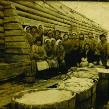 Vergai: žuvų apdorojimo cecho brigada. Viršutinėje eilėje antra iš kairės stovi D.Grinkevičiūtė. Tumatas, Jakutijos ASSR, 1947 m.