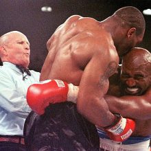 Ausis: skandalingiausią visų laikų bokso dvikovą M.Tysonas ir E.Holyfieldas <span style=color:red;>(dešinėje)</span> prisimena šypsodamiesi.