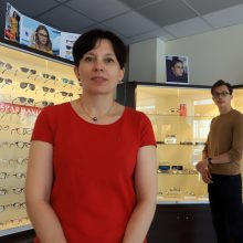 Pastebėjimas: anot salono „Optika AJ“ savininkės A.Juknienės, tiek klientų su sulūžusiais akiniais, kaip po karantino atšaukimo, pas juos dar nebuvę.