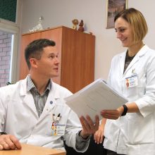 gydytojai T.Keizeris ir D.Kučiauskienė laimingi galėdami padėti ligoniams – iš kojos kaulo suformuoti dėl onkologinės ligos pašalintus žandikaulius.