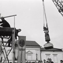 Sugrįžimas: lygiai prieš 30 metų Teatro aikštėje ant postamento užkelta garsiosios skulptūrėlės „Taravos Anikė“ kopija.