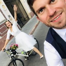 Jaunieji į vestuves atmynė dviračiais, medaus mėnesį leido palapinėje