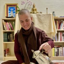 Tėkmė: pastaruoju metu mažiau atsiskyrėliškai gyvenanti vienuolė prisipažįsta, kad dalijimasis savo žiniomis su kitais šiandien yra svarbi ir jos pačios tobulėjimo dalis.
