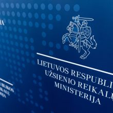 URM įteikė notą Rusijos atstovui dėl sunaikintos paminklinės lentos M. Reiniui