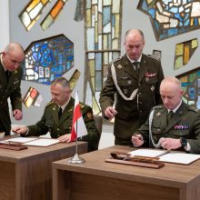 Minint KASP įkūrimo 33-iąsias metines apdovanoti kariai, pasirašytos sutartys