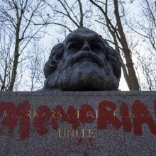 Antrą kartą per mėnesį vandalai nuniokojo K. Marxo antkapį Londone