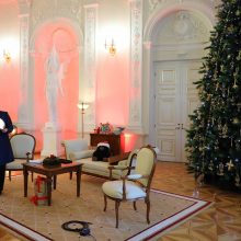 Prezidentė  įžiebė pirmąją šalies Kalėdų eglę ir paragino dovanoti knygų