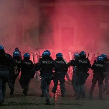 Italijoje protestuotojai prieš COVID-19 apribojimus susirėmė su policija