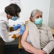 Vyriausybė: sustiprinančiąja vakcinos nuo COVID-19 doze jau pasiskiepijo trečdalis senjorų