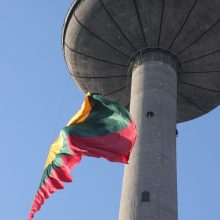 Vilniaus televizijos bokšte plazda didžiausia trispalvė