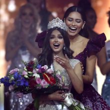 „Mis Indija“ laimėjo „Mis Visatos“ konkursą, surengtą nepaisant raginimų jį boikotuoti
