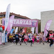 Laisvės alėją užtvindė bėgikai, jų tikslas – padėti moterims kovoti su krūties vėžiu