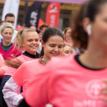 Laisvės alėją užtvindė bėgikai, jų tikslas – padėti moterims kovoti su krūties vėžiu