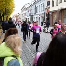 Laisvės alėją užtvindė bėgikai, jų tikslas – padėti moterims kovoti su krūties vėžiu