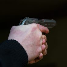 Per konfliktą Vilniaus kieme dujiniu pistoletu sužalotas vyras