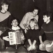Pradžia: pirmoji grupės „Užsitęsusios vaikystės ruduo“ nuotrauka, daryta 1985 m. Hermis Preikštas, Andrius Kaniava, Aidas Giniotis, Ilona Balsytė, Darius Auželis.