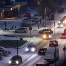Vilnių nuklojo sniegas: mieste nusidriekė automobilių spūstys, pasipylė avarijos