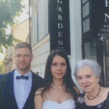 Močiutė: R.Skučaitė su savo anūke Elena ir jos vyru Pauliumi jų vestuvių dieną. 2019 m. 