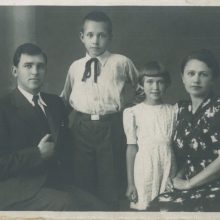 Šeima: R.Skučaitė su tėvais ir broliuku Panevėžyje. 1939 m. 