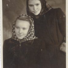 Nenujautė: R.Skučaitė <span style=color:red;>(stovi)</span> su bendraklase Aldona Augulyte Panevėžyje. 1949-ųjų vasaris, prieš pat ištrėmimą į Sibirą.