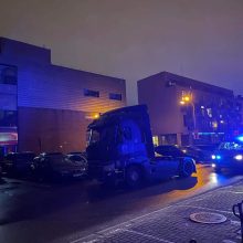 Klaipėdos kiemuose girtas vilkiko vairuotojas bandė ieškoti išvažiavimo