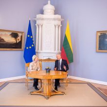 Su EK pirmininke susitikę prezidentas, premjerė ragina toliau griežtinti sankcijas Rusijai