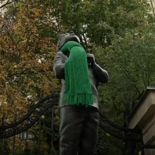 Ant Vilniaus skulptūrų – žali šalikai: ką jie simbolizuoja?