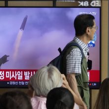 Šiaurės Korėja paleido įtariamą tolimojo nuotolio balistinę raketą