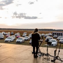 Pirmasis „Drive in Live“ koncertas: vietoj plojimų –  mašinų šviesų mirkčiojimai