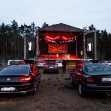 Pirmasis „Drive in Live“ koncertas: vietoj plojimų –  mašinų šviesų mirkčiojimai
