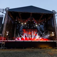 Pirmasis „Drive in Live“ koncertas: vietoj plojimų –  mašinų šviesų mirkčiojimai