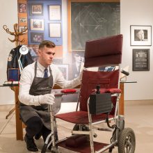 Aukcione parduotas fiziko S. Hawkingo vežimėlis ir daktaro disertacijos originalas